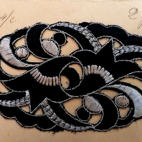 Abalorio bordado, c. 1930 Perle brodée de forme ovale en application sur un vête&hellip;