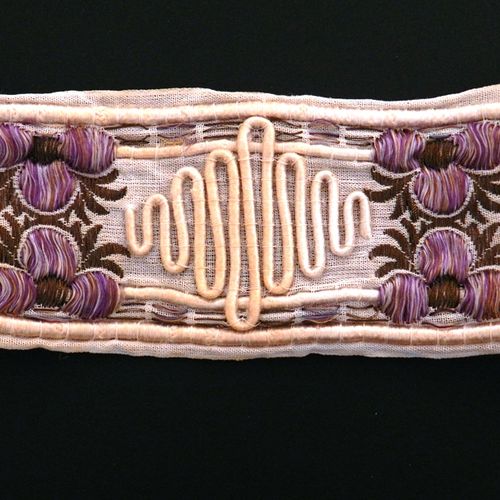 Cenefa antigua bordada a modo de banda, c. 1890 Ancienne bande de bordure brodée&hellip;