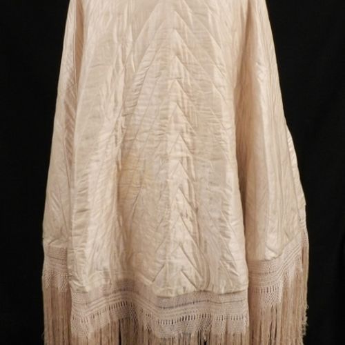 Capa mantón de Manila c. 1880 Châle en soie naturelle, fil lasso et broderie au &hellip;