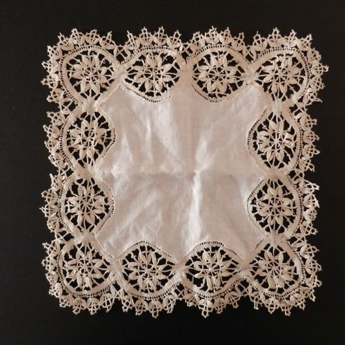 Pañuelo antiguo con encaje bordado, Reino Unido c. 1910 Mouchoir ancien en dente&hellip;