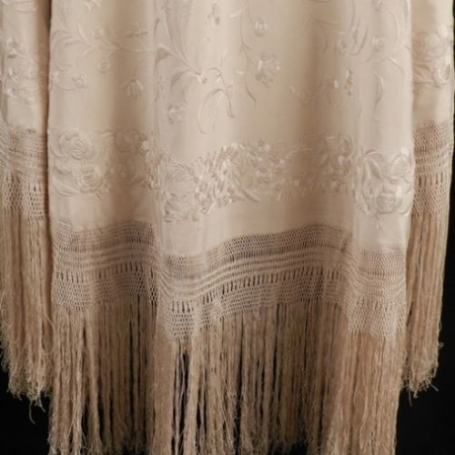 Capa mantón de Manila c. 1880 Châle en soie naturelle, fil lasso et broderie au &hellip;