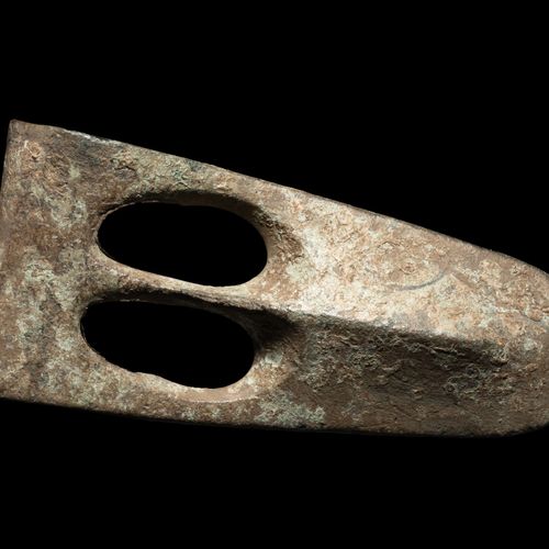 Null Une tête de hache cananéenne en bronze à bec de canard

Longueur : 10,5 cm &hellip;