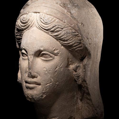 Null Testa di donna in calcare greco

Altezza 13 pollici (33 cm).