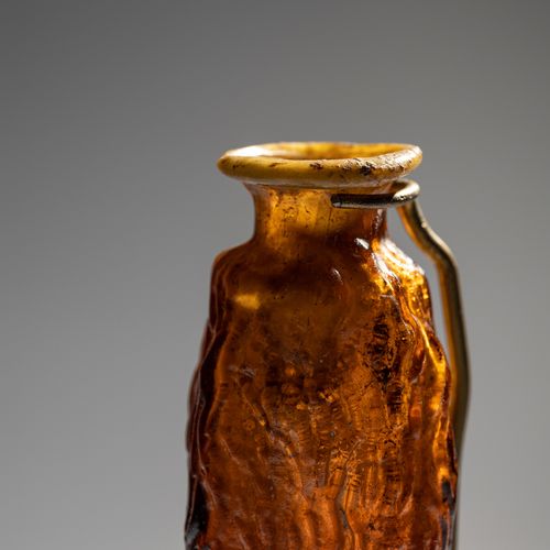 Null Flacon à date romain en verre ambré¬†

Hauteur 8 cm (3 pouces).