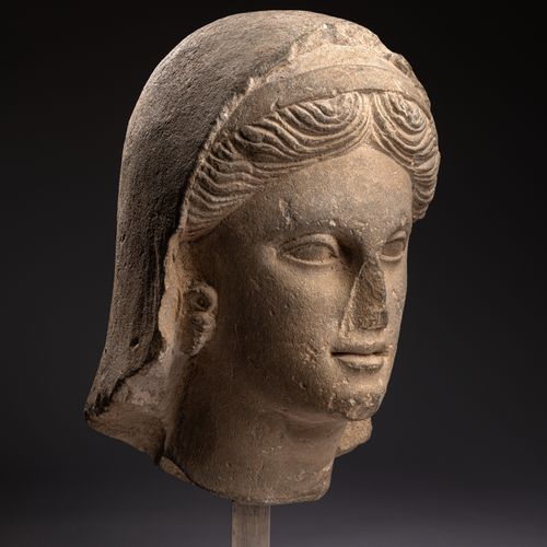 Null 一个希腊石灰岩的女人头像

高13英寸（33厘米）。