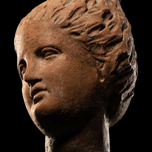Null Tête de femme grecque en terre cuite avec coiffure en forme de melon.

Haut&hellip;