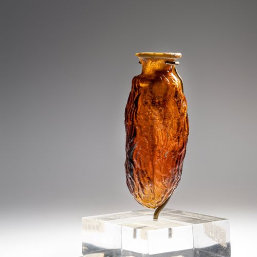 Null Fiaschetta romana da dattero in vetro ambrato¬†

Altezza 8 cm.