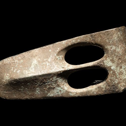 Null 迦南铜质鸭嘴形斧头

长4 1/8英寸（10.5厘米）。