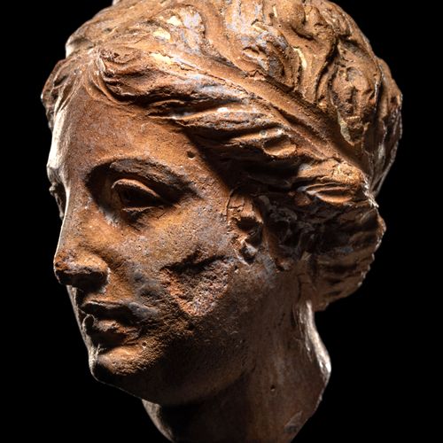 Cabeza femenina de terracota griega 
Altura 1 9/16 pulgadas (4 cm).