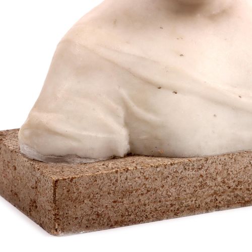 Null Scultura in marmo di un ragazzo appoggiato su un piedistallo in granito, h.&hellip;