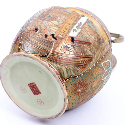 Null Signed Japanese Satsuma biscuit tin with plate lid and handle, h.26 cm.