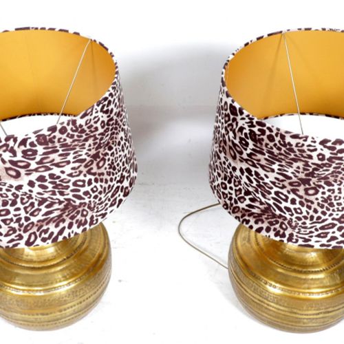 Null 2个金黄色的金属灯座和豹纹布灯罩，高70 x 直径46厘米。