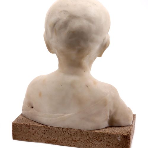 Null Marble sculpture of a boy resting on a granite pedestal, h.31 cm.