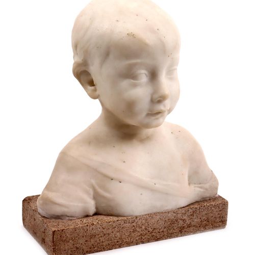 Null Sculpture en marbre d'un garçon reposant sur un piédestal en granit, h.31 c&hellip;