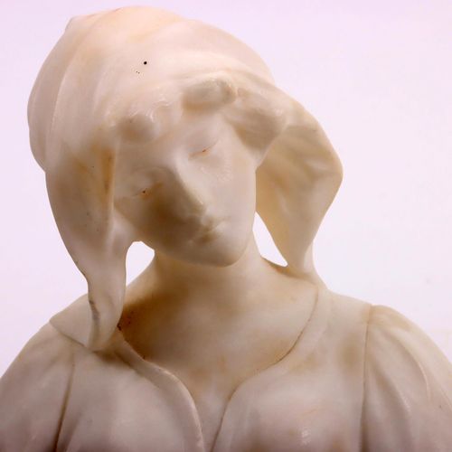Busto di donna in marmo bianco, h.17 cm.