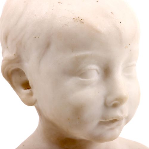 Null Marmorskulptur eines auf einem Granitsockel ruhenden Jungen, H. 31 cm.