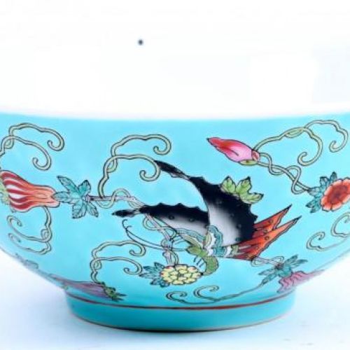 Null 多色中国瓷碗，有蝴蝶装饰，直径18.5厘米。