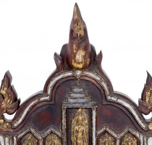 Null 古董亚洲木制祭坛背景，有各种佛像和镜子，高122 x 宽59 x 长13厘米。