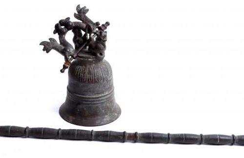Null Antica campana orientale in bronzo con meccanismo di sospensione