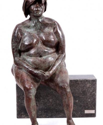 Null 乔斯-凡-昂纳，青铜雕塑，名为 "母校"，置于硬石底座上，高39厘米。