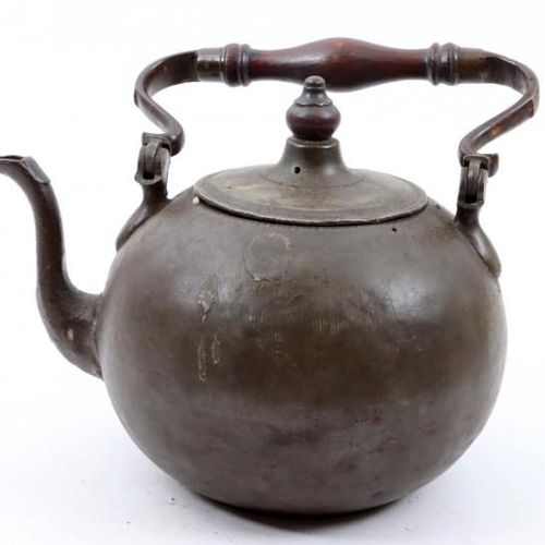 Null Pewter kettle with wooden handle, h.27 cm