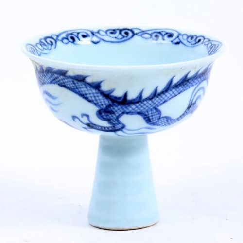 Null Coupe votive en porcelaine chinoise bleu/blanc à décor de dragon, h.9 cm.