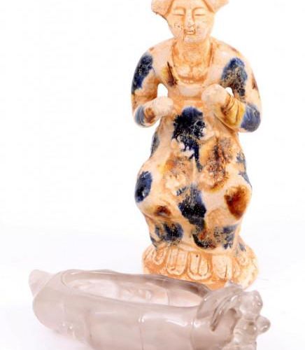 Null Sculpture chinoise en faïence représentant un pli et un bol en cristal de r&hellip;