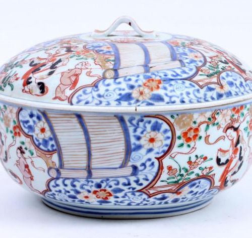 Polychrome Chinese porcelain round lidded bowl with decoration of persons, diam.&hellip;
