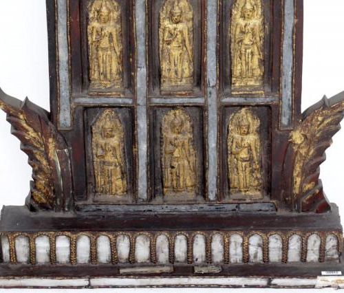 Null 古董亚洲木制祭坛背景，有各种佛像和镜子，高122 x 宽59 x 长13厘米。