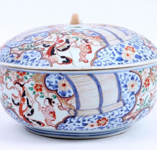 Null 多色中国瓷器圆盖碗，有人物装饰，直径25.5，高11.5厘米。