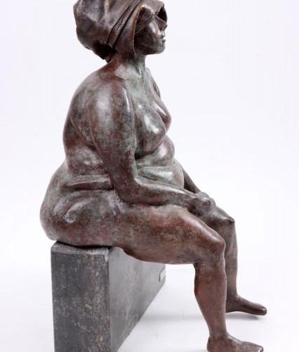 Null Jos van Onna, scultura in bronzo intitolata Mater appoggiata su una base di&hellip;