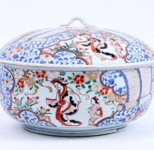 Polychrome Chinese porcelain round lidded bowl with decoration of persons, diam.&hellip;
