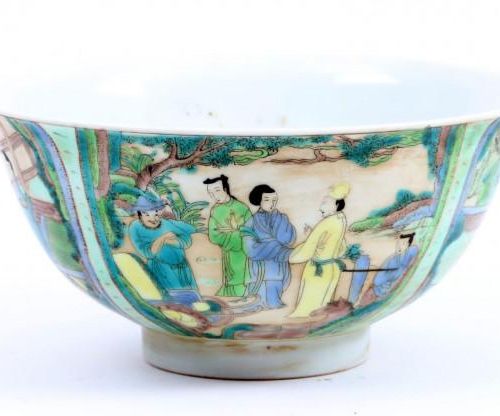 Null Polychrome with persons decorated Chinese porcelain bowl, diam.16 cm.