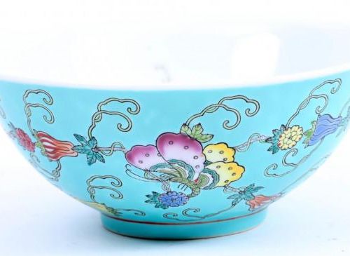 Null Polychrome chinesische Porzellanschale mit Schmetterlingsdekor, Durchm. 18,&hellip;