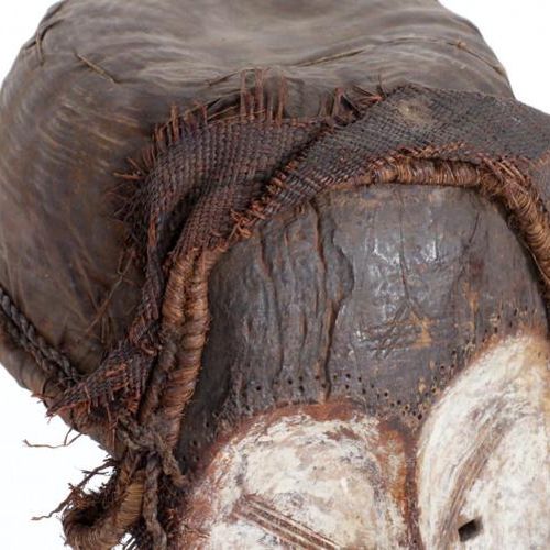 Null Maschera africana in legno con rafia, Fang, Gabon, h.93 cm