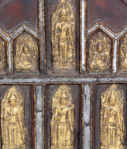 Null Antiguo fondo de altar de madera asiática con varios budas y espejos, h.122&hellip;