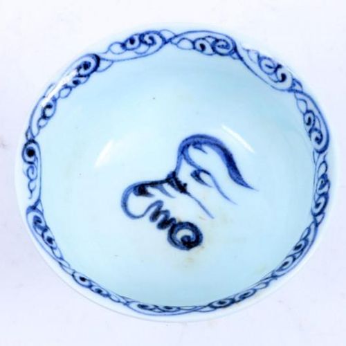 Null Blue/white Chinese porcelain tuning cup with dragon decoration, h.9 cm.