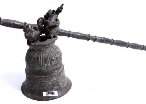 Null Antique Oriental bronze bell on hanging mechanism