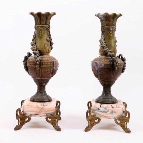 Null 2个青铜色的钟形花瓶，粉色大理石底座，高39厘米。