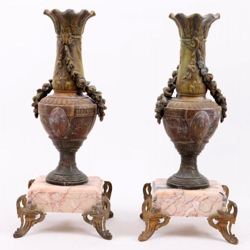 Null 2 jarrones de campana de color bronce con base de mármol rosa, h.39 cm.