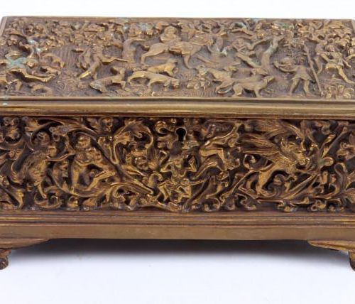 Null Bronze lid box with hunting scene