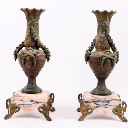 Null 2 vasi a campana color bronzo con base in marmo rosa, h.39 cm.