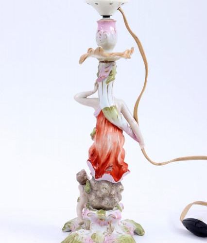 Null Pied de lampe en porcelaine représentant une dame avec un enfant, h.34 cm