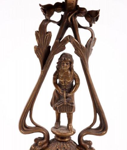 Null Cuenco de porcelana con monturas de bronce en el pie, h.33 cm.