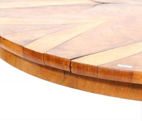 Null 古董圆形餐桌，镶嵌着各种木材，高77 x 直径115厘米。