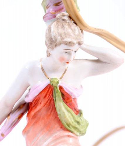 Null Pied de lampe en porcelaine représentant une dame avec un enfant, h.34 cm