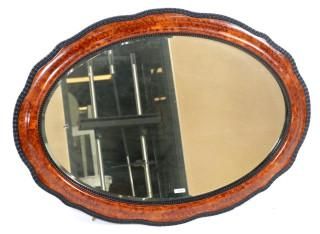 Null Ovale spiegel in wortelnotenhouten lijst, 92 x 66 cm.