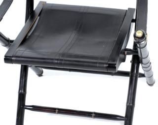 Null Zwart houten opklapbare stoel met zwarte lederen bekleding afgezet met kope&hellip;