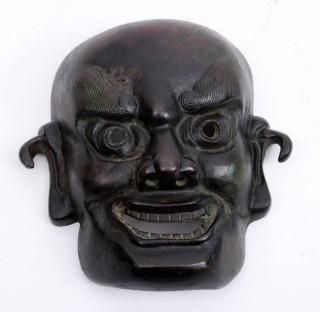 Null Japans bronzen masker met voorstelling van karakter uit het Noh-spel, waars&hellip;