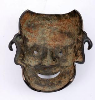Null Japans bronzen masker met voorstelling van karakter uit het Noh-spel, waars&hellip;